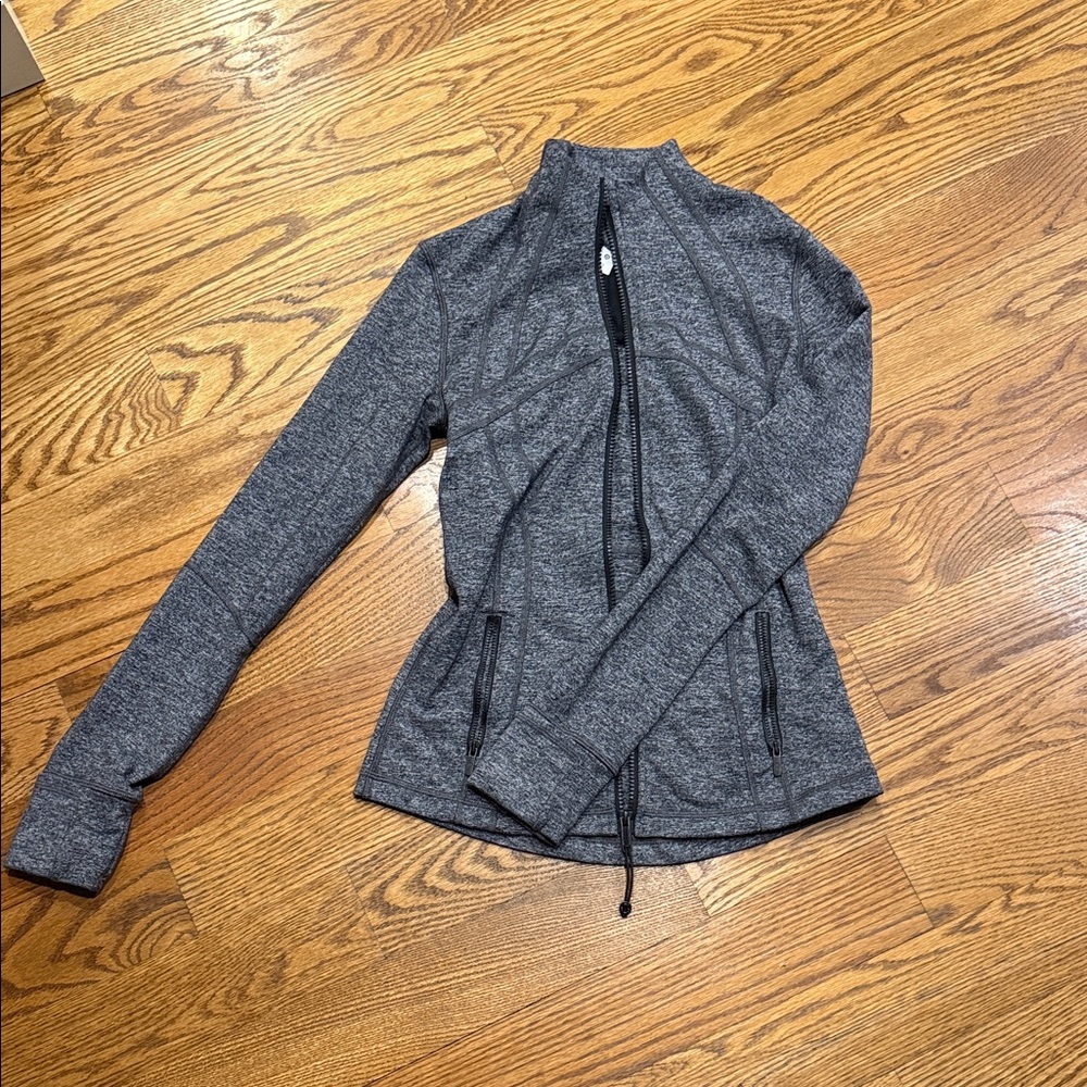 Lululemon Women's Size 4 Define Jacket - grey/black
Like new, without tags